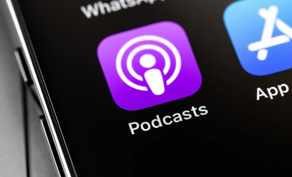 Apple เปิดดีลจ้างทีม Huxe พร้อมไลเซนส์เทคโนโลยี ทำตลาดพอดแคสต์ AI