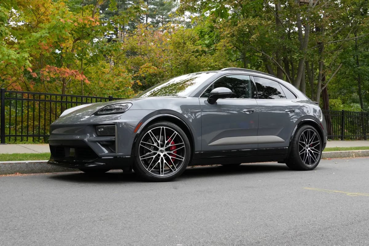 Porsche Macan Turbo EV รุ่นใหม่เปิดศึกคำถามตัวตนของรถยนต์ไฟฟ้า