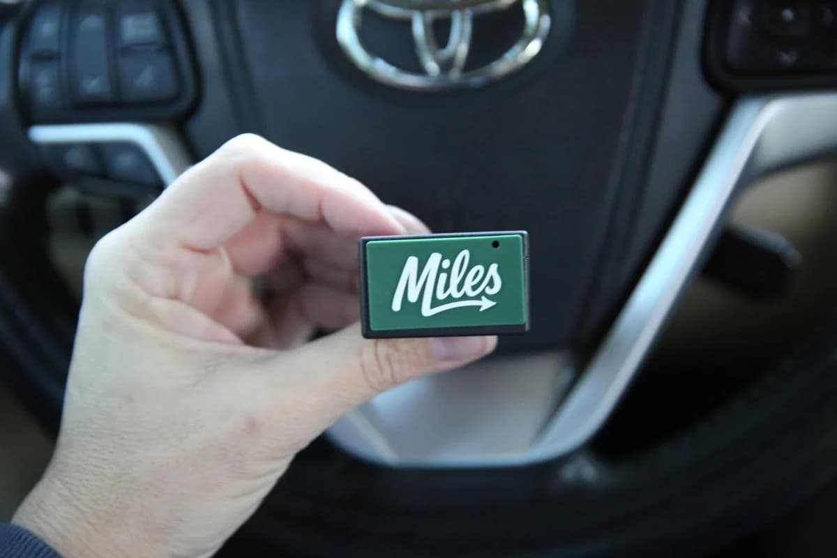 Miles Plug อุปกรณ์เสียบรถยนต์ราคา 99 ดอลลาร์ที่ช่วยติดตามและแจ้งเหตุฉุกเฉินโดยไม่ขายข้อมูลผู้ใช้