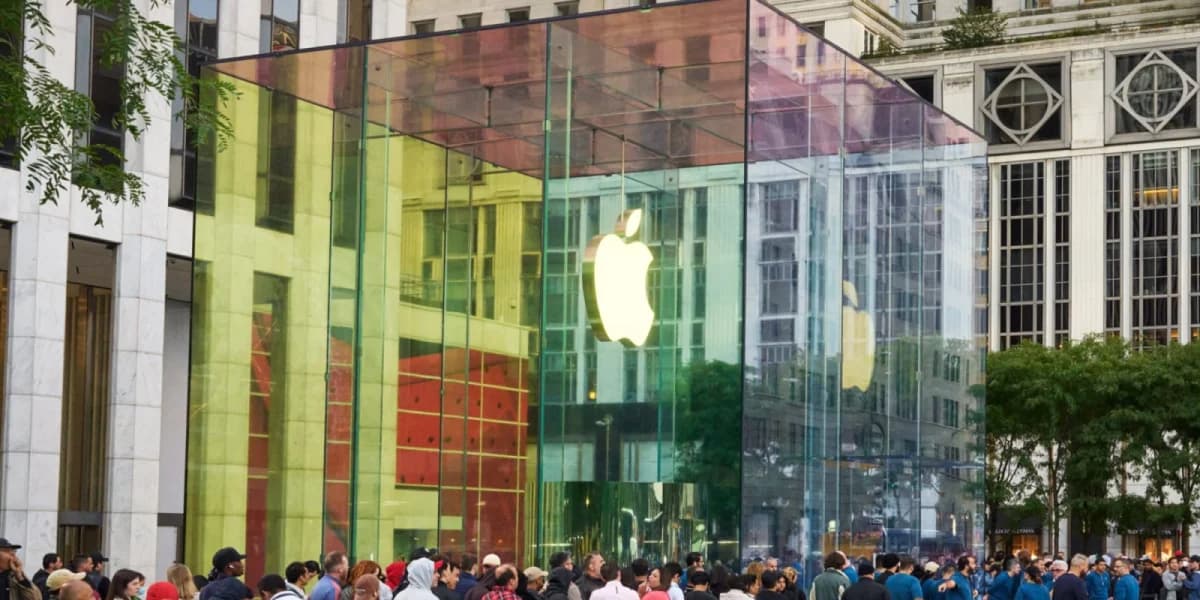 Apple Fifth Avenue ติดตั้งงานโปรโมต iPhone Duo ก่อนเปิดขายวันศุกร์
