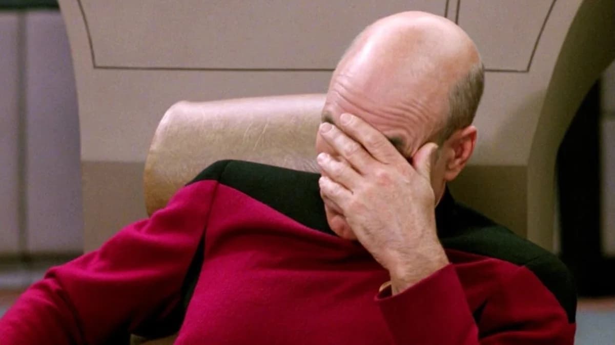 บัคกิงแฮมพาเลซไว้อาลัย Patrick Stewart แต่เปิดเพลง Star Trek ผิดเวอร์ชัน